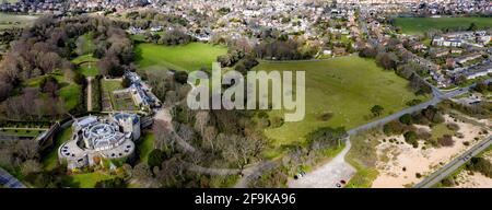 Vue panoramique aérienne du château de Walmer et de certaines parties de Upper Walmer et Lower Walmer en arrière-plan, Kent, Royaume-Uni Banque D'Images