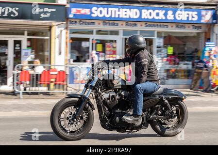 Harley Davidson quarante-huit moto, motocycliste à Southend sur la mer, Essex, Royaume-Uni, lors d'une journée ensoleillée et lumineuse de printemps. Après la boutique Southend Rock Banque D'Images