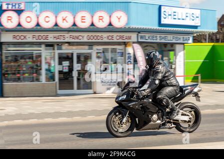 Honda CBR 500RR moto, motocycliste à Southend sur la mer, Essex, Royaume-Uni, lors d'une journée ensoleillée et brillante de printemps. Faire passer le magasin de fruits de mer et de pierres Banque D'Images