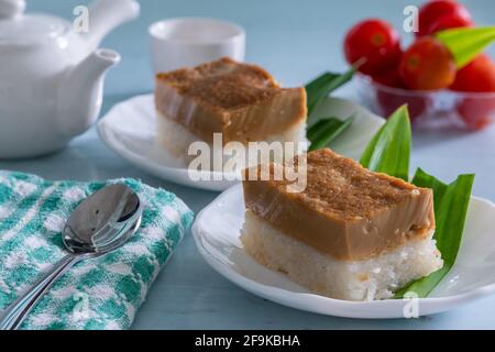 Gâteau traditionnel ou cuisine de Malaisie à deux couches, appelé Pulut Sekaya. La couche inférieure est du riz gluant ou collant, et la couche supérieure est du sucre de palme brun Banque D'Images