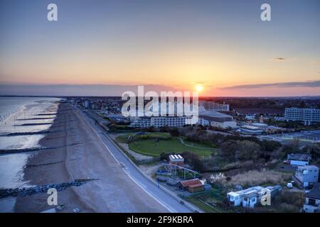 Vidéo aérienne d'un coucher de soleil sur Butlins Holiday Resort avec la station balnéaire populaire de Bognor Regis en arrière-plan. Banque D'Images