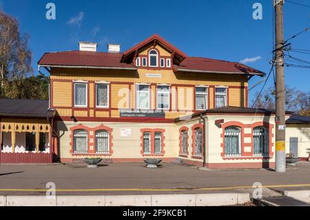 Svetlogorsk, région de Kaliningrad, Russie. 4 novembre 2020. Gare. Gare dans une petite ville. Beau bâtiment de la gare. Banque D'Images