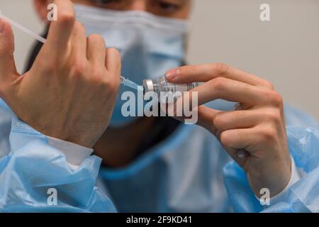 Préparation des différentes doses du vaccin Moderna COVID-19 par un médecin à Lausanne, Suisse, le 19 avril 2021. (Photo par Eric Dubost / Pacific Press / Sipa USA) Banque D'Images