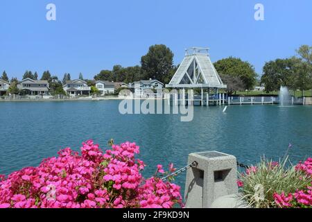 IRVINE, CALIFORNIE - 16 avril 2021 : le belvédère du lac Sud et la fontaine dans le village de Woodbridge à Irvine. Banque D'Images