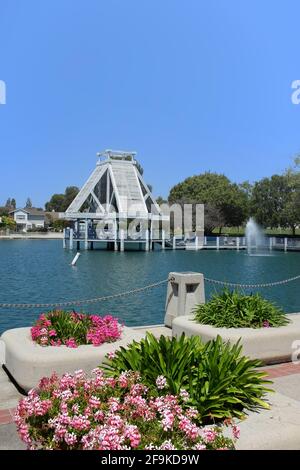 IRVINE, CALIFORNIE - 16 avril 2021 : le belvédère du lac Sud et la fontaine dans le village de Woodbridge à Irvine. Banque D'Images