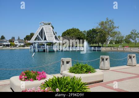 IRVINE, CALIFORNIE - 16 avril 2021 : le belvédère du lac Sud et la fontaine dans le village de Woodbridge à Irvine. Banque D'Images