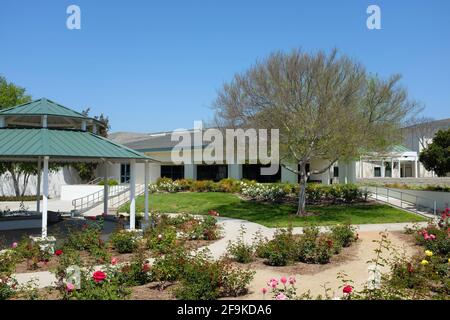 IRVINE, CALIFORNIE - 16 avril 2021 : Rose Garden et Gazebo au Lakeview Senior Centre du Mike Ward Community Park. Banque D'Images