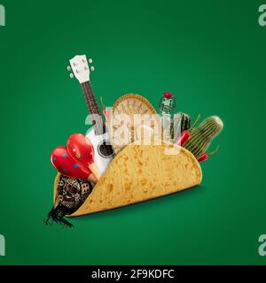 Tacos frais et savoureux remplis de Sombrero, Ukulele, Maracas, cactus, boisson sur fond vert. Banque D'Images