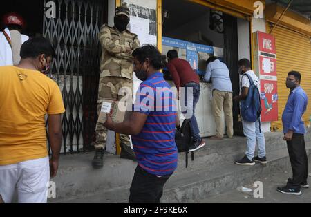 Les gens flirtent avec les normes de distanciation sociale alors qu'ils font la queue pour acheter de l'alcool dans un magasin de vin et d'alcool avant le confinement de 7 jours imposé par le gouvernement de New Delhi.le ministre en chef de Delhi Arvind Kejriwal annonce d'imposer un confinement à partir de 22h ce soir pendant 7 jours pour s'attaquer au Covid-19 en pleine ascension cas dans la capitale. Banque D'Images