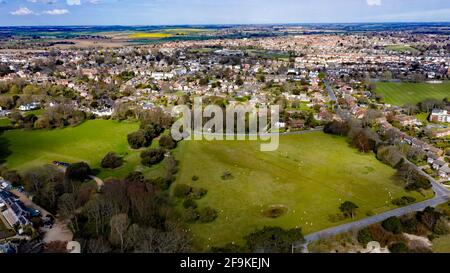 Vue aérienne panoramique vers l'intérieur des terres, vers Upper Walmer, Mill Hill et Upper Deal, Kent, Royaume-Uni Banque D'Images