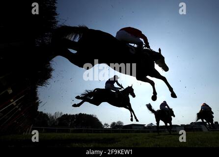 Une vue générale des coureurs et des cavaliers en action lorsqu'ils franchissent une clôture en participant à l'obstacle de MansionBet Watch et Bet novices à l'hippodrome de Market Rasen. Date de publication : lundi 19 avril 2021. Banque D'Images