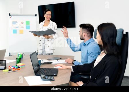 Les gens d'affaires travaillent ensemble. Équipe à l'écoute du chef lors de la réunion d'affaires Banque D'Images