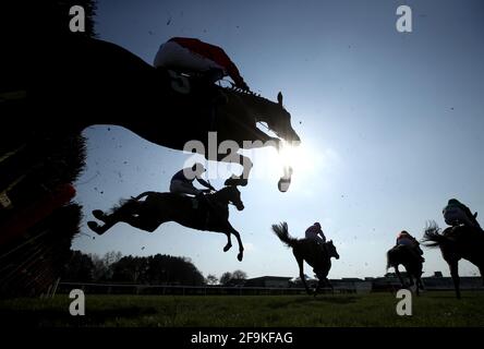 Une vue générale des coureurs et des cavaliers en action lorsqu'ils franchissent une clôture en participant à l'obstacle de MansionBet Watch et Bet novices à l'hippodrome de Market Rasen. Date de publication : lundi 19 avril 2021. Banque D'Images