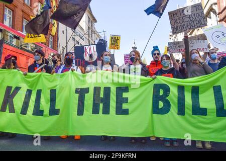Londres, Royaume-Uni. 17 avril 2021. Les manifestants tiennent une bannière tuer le projet de loi. Une fois de plus, des foules ont défilé dans le centre de Londres pour protester contre le projet de loi sur la police, le crime, la condamnation et les tribunaux. Banque D'Images