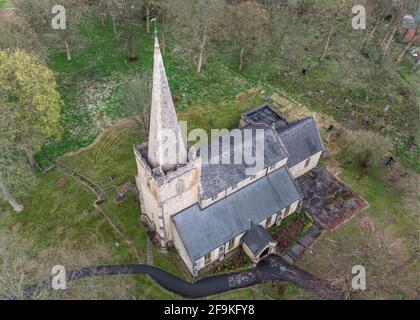 Ancienne vue aérienne du village historique église chrétienne catholique. Grande flèche avec une girouette sur un sentier sinueux et sinueux dans le centre-ville Banque D'Images