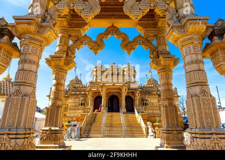 Temple hindou en pierre calcaire très orné Shri Vallabh Nidhi Mandir à Alperton, Wembley, Londres, Royaume-Uni Banque D'Images