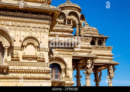 Temple hindou en pierre calcaire très orné Shri Vallabh Nidhi Mandir à Alperton, Wembley, Londres, Royaume-Uni Banque D'Images