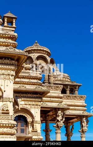 Temple hindou en pierre calcaire très orné Shri Vallabh Nidhi Mandir à Alperton, Wembley, Londres, Royaume-Uni Banque D'Images