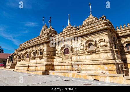 Temple hindou en pierre calcaire très orné Shri Vallabh Nidhi Mandir à Alperton, Wembley, Londres, Royaume-Uni Banque D'Images