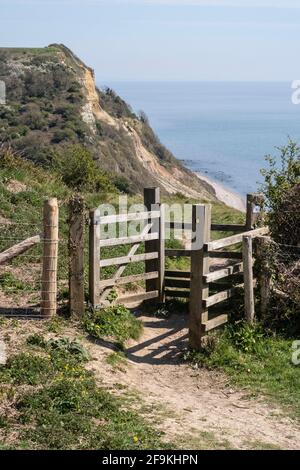 Porte de baiser près de Weston Mouth sur la route populaire de marche de South West Coastal Path entre Sidmouth et Branscombe, Devon. Banque D'Images