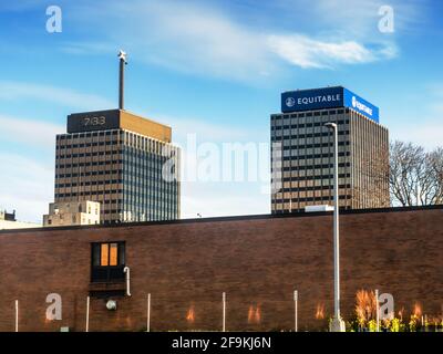Syracuse, New York, États-Unis. 17 avril 2021. Vue sur les AXA Towers, anciennement Mony Towers, dans le centre-ville de Syracuse, New York Banque D'Images