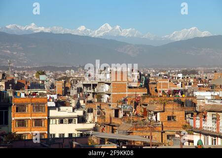 Vue panoramique en soirée sur la ville de Patan ou Patan et la ville de Katmandou avec les montagnes de l'Himalaya, au Népal Banque D'Images