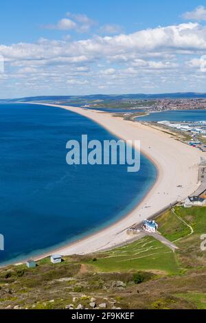 Vue sur la plage de Chesil Bank et Fortuneswell, île de Portland depuis Portland Heights, Portland, Weymouth Dorset, Royaume-Uni en avril Banque D'Images