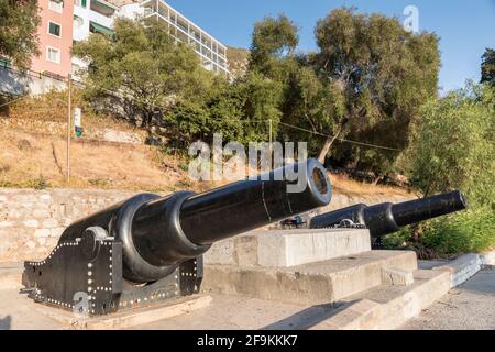 Deux canons victoriens Mk II de 10 pouces, 18 tonnes, à la truffe de la Chargeuse, Gibraltar Banque D'Images