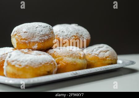 Berliner Pfannkuchen, un donut allemand, pâte traditionnelle de levure frite en profondeur remplie de crème au chocolat et saupoudrée de sucre en poudre, douceur sur un Banque D'Images