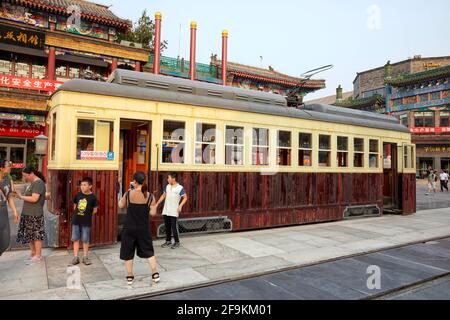 Dangdang Che Tram, Shanhaijing China Pavilion et Zhengyang Bridge Archway sur Qianmen Street à Beijing en Chine Banque D'Images