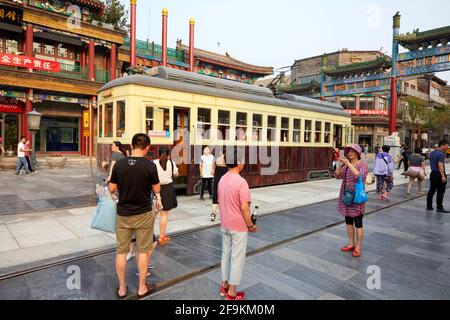 Dangdang Che Tram, Shanhaijing China Pavilion et Zhengyang Bridge Archway sur Qianmen Street à Beijing en Chine Banque D'Images