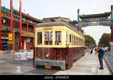 Dangdang Che Tram, Shanhaijing China Pavilion et Zhengyang Bridge Archway sur Qianmen Street à Beijing en Chine Banque D'Images