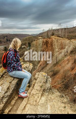 Fille avec sac à dos bénéficiant d'une vue sur la réserve naturelle de la vallée de Prokopske, Prague, République Tchèque. Paysage attrayant avec vallées profondes, ruisseaux locaux Banque D'Images