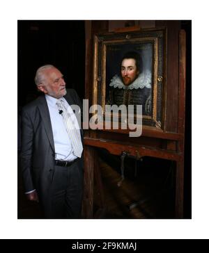 Le professeur Stanley Wells CBE admire un portrait de William Shakespeare peint en 1610, il est considéré comme la seule photo de William Shakespeare encore en vie. Le portrait doit être exposé au Shakespeare Birthplace Trust à Stratford-upon-Avon le 23 avril 2009. Photographie de David Sandison Banque D'Images