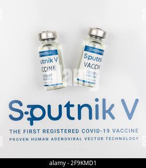 Kharkov, Ukraine - 18 avril 2021: Spoutnik V COVID-19 vaccin photo concept avec logo Banque D'Images