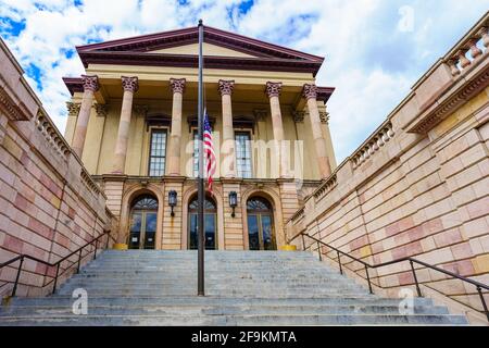 Lancaster, PA, États-Unis - 18 avril 2021 : le drapeau des États-Unis vole en Berne à l'entrée de la partie plus ancienne du palais de justice du comté de Lancaster à Lancaster Banque D'Images