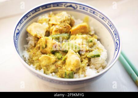 Curry de poulet thaïlandais vert avec pois et citronnelle, riz Banque D'Images