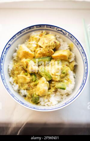 Curry de poulet thaïlandais vert avec pois et citronnelle, riz Banque D'Images