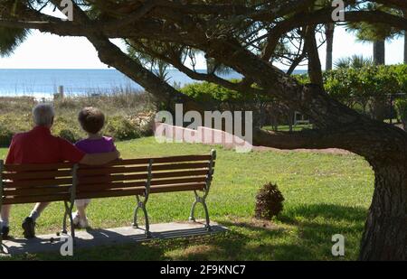 Couple de personnes âgées caucasiennes (60 à 70 ans) assis et profitant de la vue à Myrtle Beach South Carolina USA. Banque D'Images