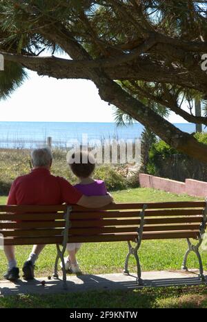 Couple de personnes âgées caucasiennes (60 à 70 ans) assis et profitant de la vue à Myrtle Beach South Carolina USA. Banque D'Images