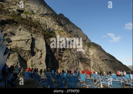 Les passagers sont en ligne sur le pont du navire de croisière Hurtigruten qui est entré dans le Trollfjord étroit et négocie un tour très délicat. Banque D'Images