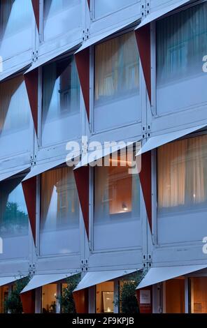 Détail de la façade extérieure au crépuscule. Stow-away Waterloo Hotel, Londres, Royaume-Uni. Architecte: Doone Silver Kerr, 2019. Banque D'Images