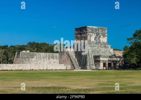 Le grand terrain de jeu de balle dans le site archéologique maya Chichen Itza, Mexique Banque D'Images