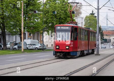 Le tramway public rouge de l'ancien Tatra KT4 construit en Tchécoslovaquie à Belgrade, la capitale de la Serbie, le 17 avril 2021 Banque D'Images