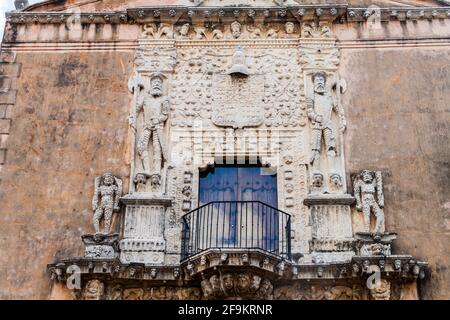 Décoration de Casa de Montejo à Merida, Mexique. Conquistadors triomphants séjournant à la tête des barbars. Banque D'Images