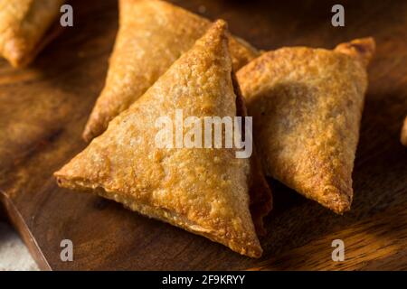 Pommes de terre indiennes maison et samosas Lentil avec chutney à trempette Banque D'Images