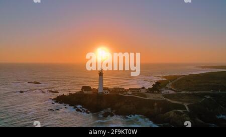 Vue aérienne du phare de Pigeon point au coucher du soleil, Pescadero, CA. #Aerialiphotographie #Lighthouse #Pescadero Banque D'Images