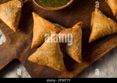 Pommes de terre indiennes maison et samosas Lentil avec chutney à trempette Banque D'Images