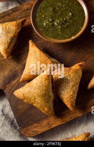 Pommes de terre indiennes maison et samosas Lentil avec chutney à trempette Banque D'Images