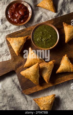 Pommes de terre indiennes maison et samosas Lentil avec chutney à trempette Banque D'Images